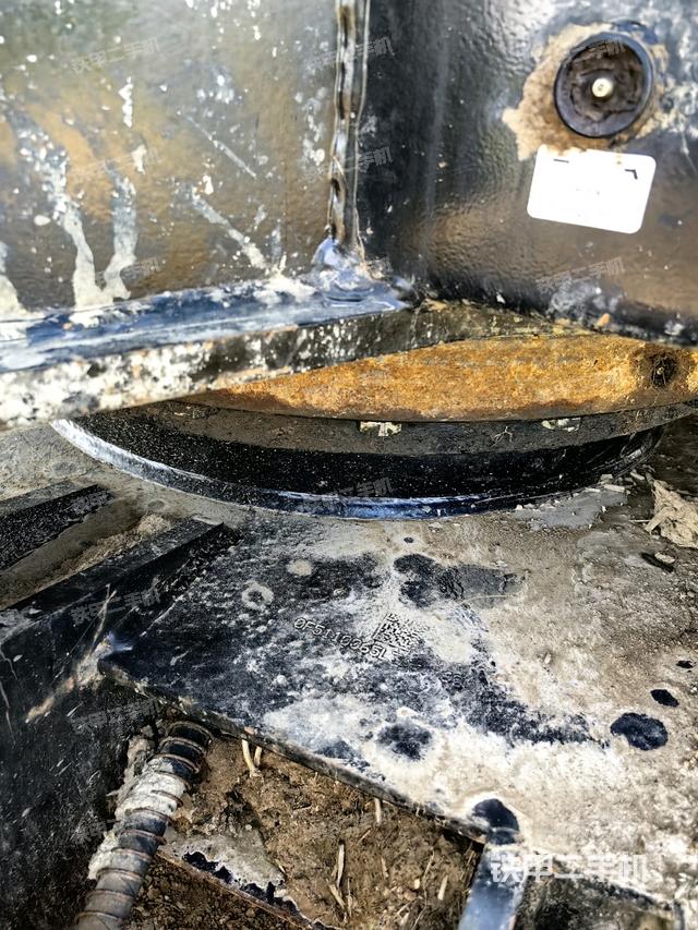 转盘和下车架正前(工作和回转装置) 转盘和下车架正前(工作和回转装置)
