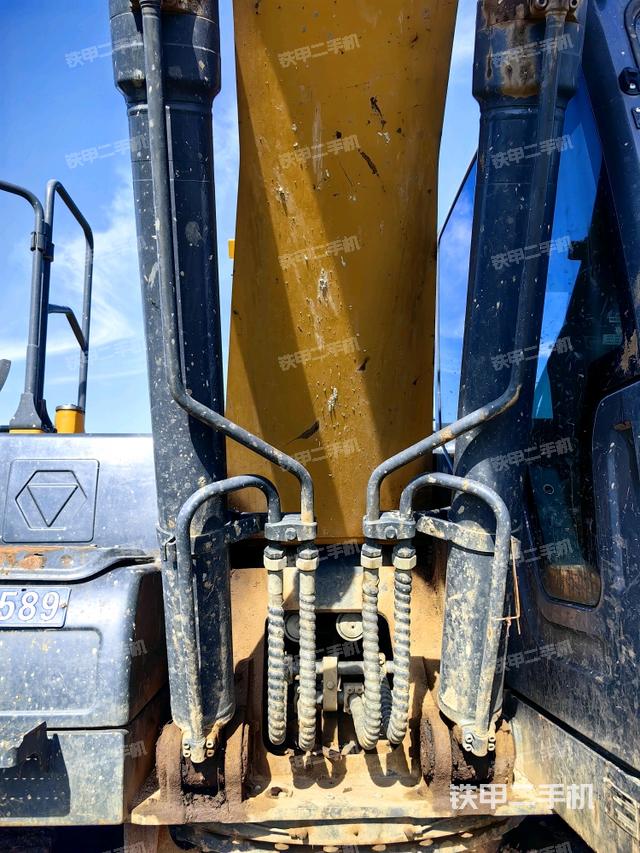 大臂油缸整体 竖拍(工作和回转装置) 大臂油缸整体 竖拍(工作和回转装置)