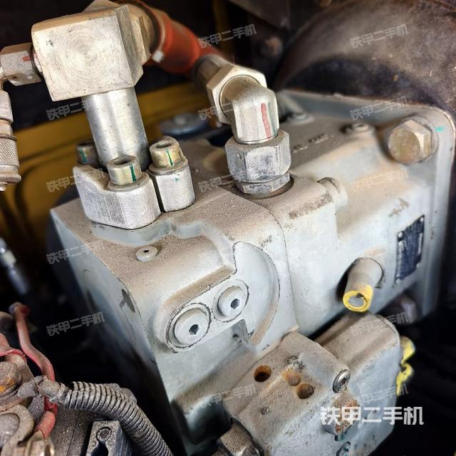液压泵舱室正面整体(整机外观) 液压泵舱室正面整体(整机外观)