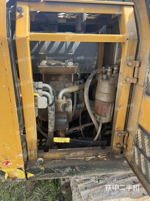 液壓泵艙室正面整體(整機(jī)外觀) 液壓泵艙室正面整體(整機(jī)外觀)