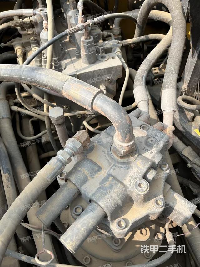 回转马达和主控阀(整机外观) 回转马达和主控阀(整机外观)