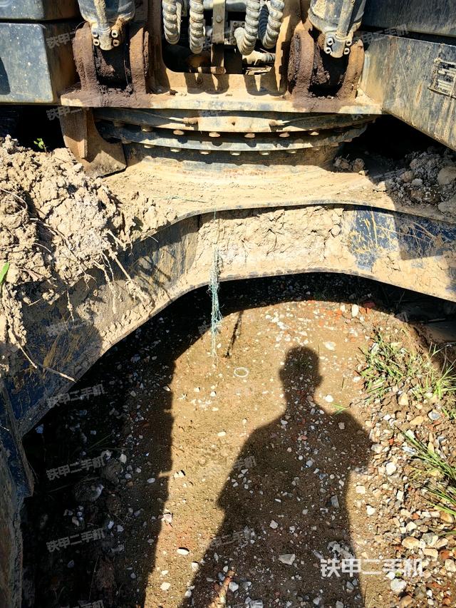 转盘和下车架正前(工作和回转装置) 转盘和下车架正前(工作和回转装置)