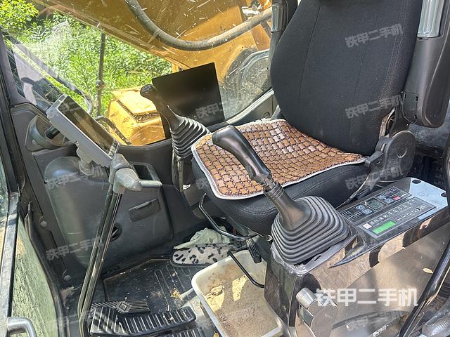 驾驶室整体(整机外观) 驾驶室整体(整机外观)