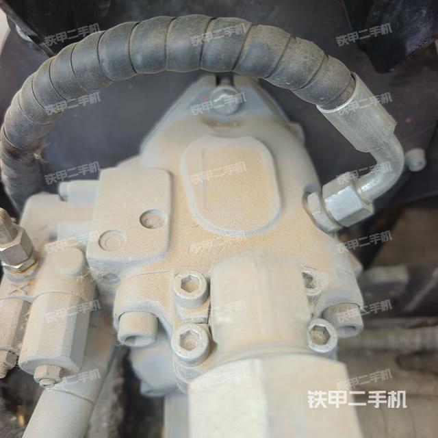 液压泵舱室正面整体(整机外观) 液压泵舱室正面整体(整机外观)