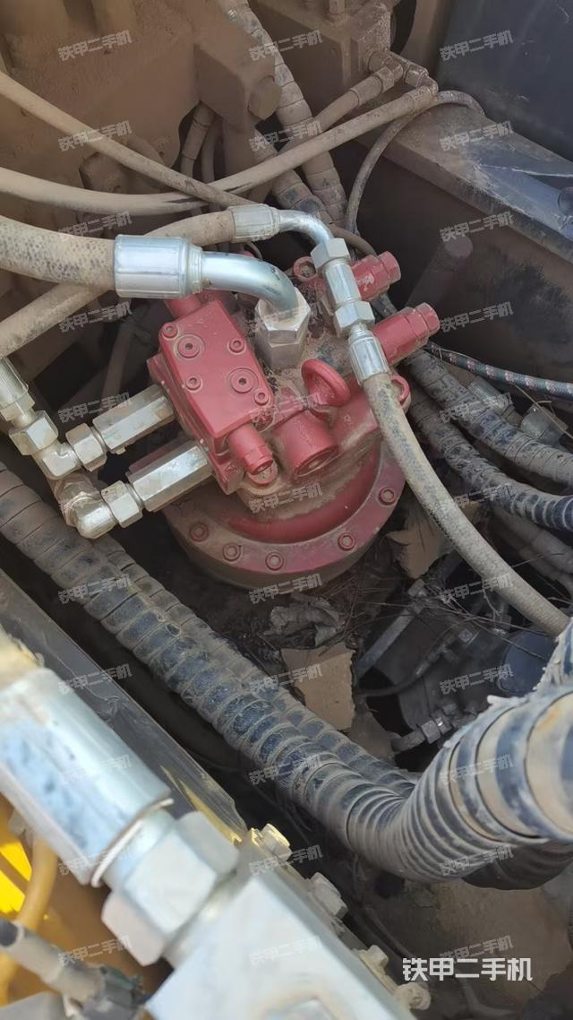 回转马达和主控阀（整机外观）