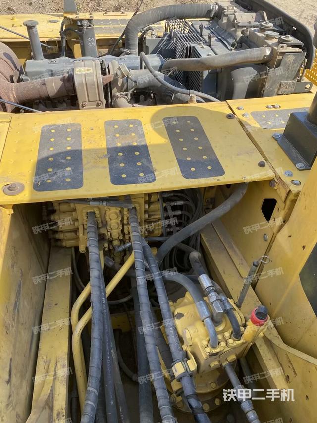 回转马达和主控阀(整机外观) 回转马达和主控阀(整机外观)