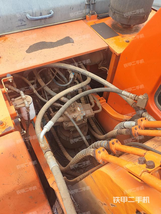 回轉(zhuǎn)馬達和主控閥(整機外觀) 回轉(zhuǎn)馬達和主控閥(整機外觀)