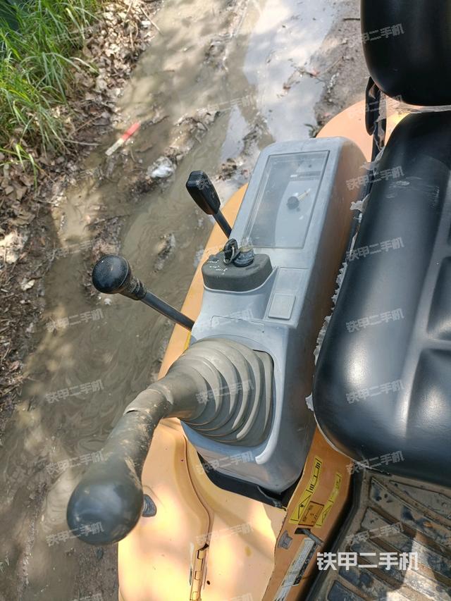 座椅右側(cè)控制臺(tái)/鑰匙門/油門/含右手柄（駕駛室部分）