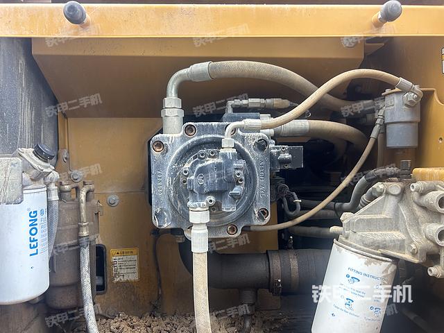 液压泵舱室正面整体(整机外观) 液压泵舱室正面整体(整机外观)