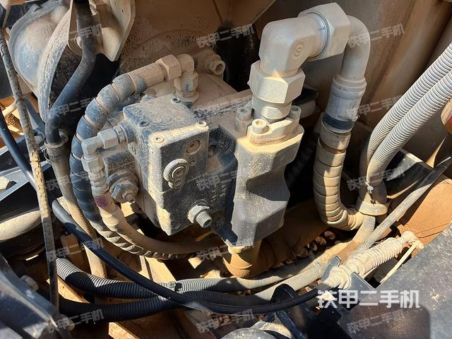 液压泵舱室正面整体（整机外观）