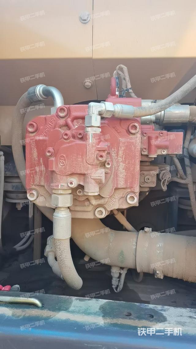 液压泵舱室正面整体（整机外观）