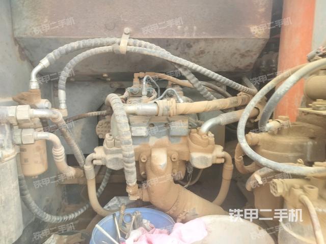液压泵舱室正面整体(整机外观) 液压泵舱室正面整体(整机外观)