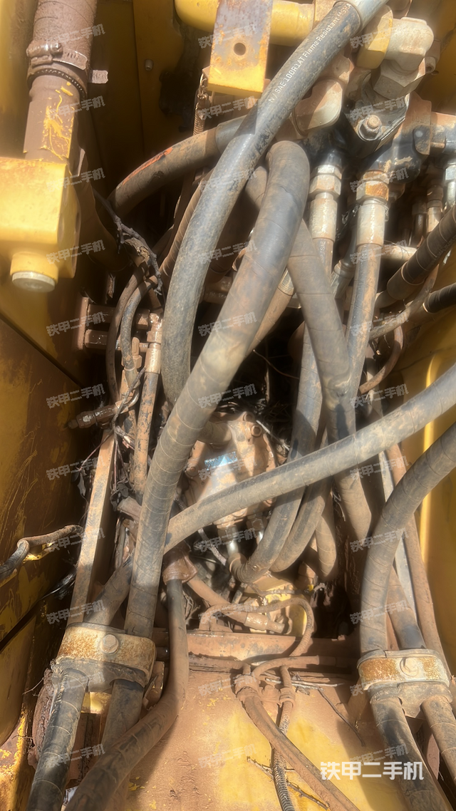 回转马达和主控阀（整机外观）