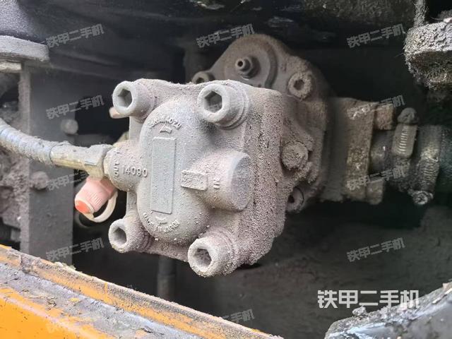 液壓泵艙室正面整體(整機外觀) 液壓泵艙室正面整體(整機外觀)