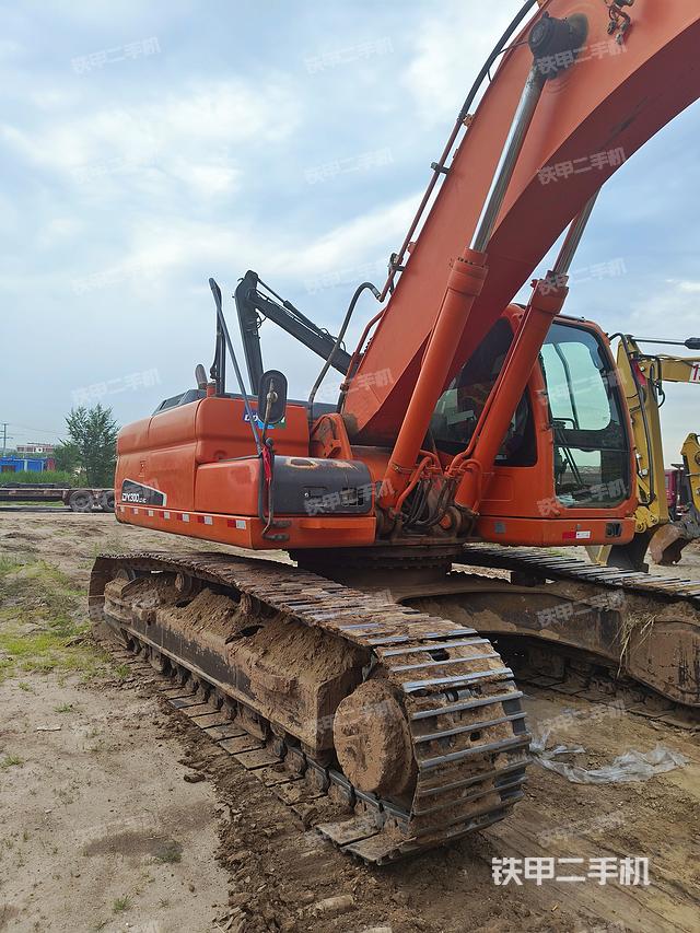 驾驶室顶部(整机外观) 驾驶室顶部(整机外观)