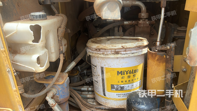 液压泵舱室正面整体（整机外观）