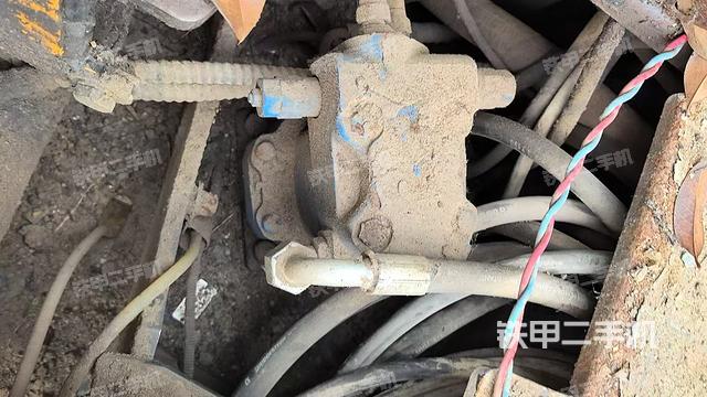 回轉(zhuǎn)馬達和主控閥(整機外觀) 回轉(zhuǎn)馬達和主控閥(整機外觀)