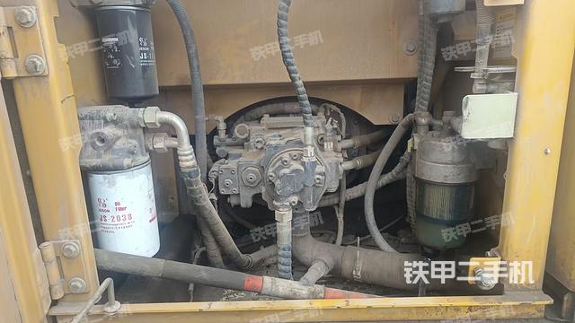 液压泵舱室正面整体(整机外观) 液压泵舱室正面整体(整机外观)