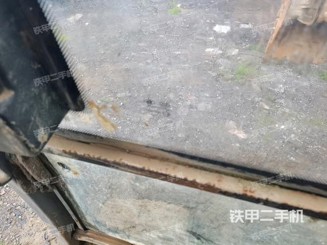 行走控制手柄和踏板 俯拍(驾驶室部分) 行走控制手柄和踏板 俯拍(驾驶室部分)