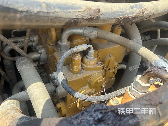 回转马达和主控阀(整机外观) 回转马达和主控阀(整机外观)