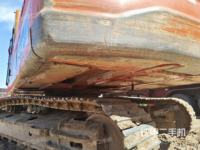 回转马达和主控阀(整机外观) 回转马达和主控阀(整机外观)