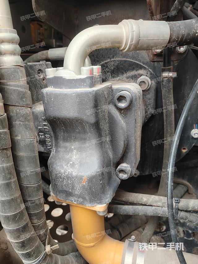 液压泵舱室正面整体（整机外观）