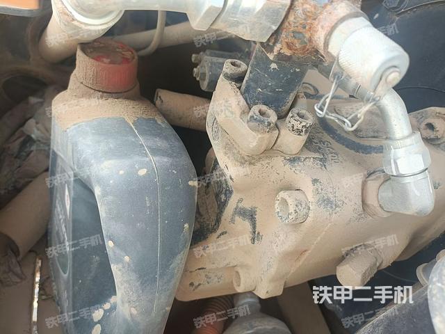 液压泵舱室正面整体（整机外观）