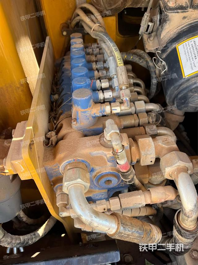 回转马达和主控阀（整机外观）