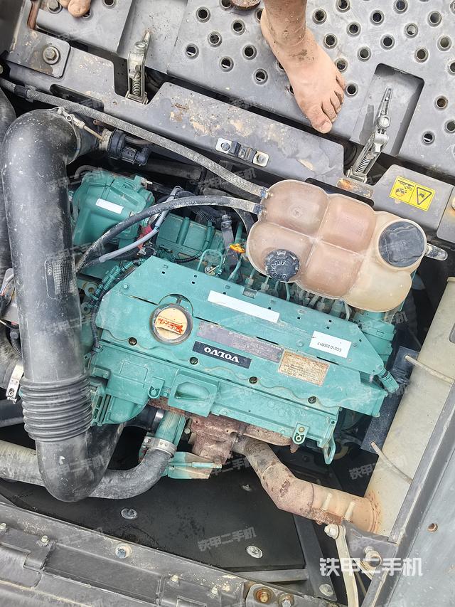 液压泵舱室正面整体(整机外观) 液压泵舱室正面整体(整机外观)
