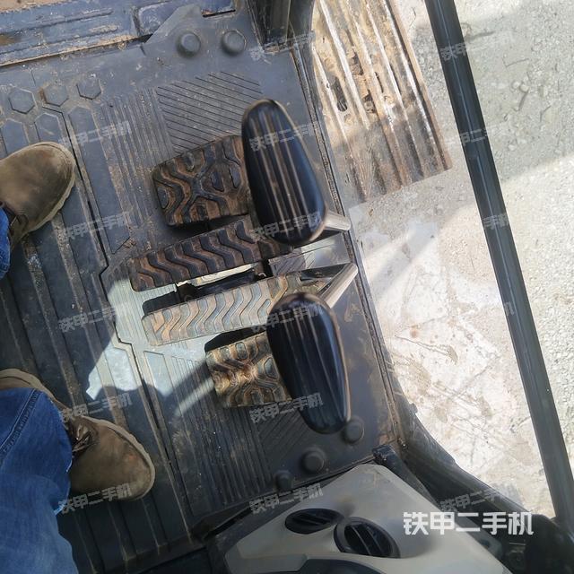 行走控制手柄和踏板 俯拍(驾驶室部分) 行走控制手柄和踏板 俯拍(驾驶室部分)