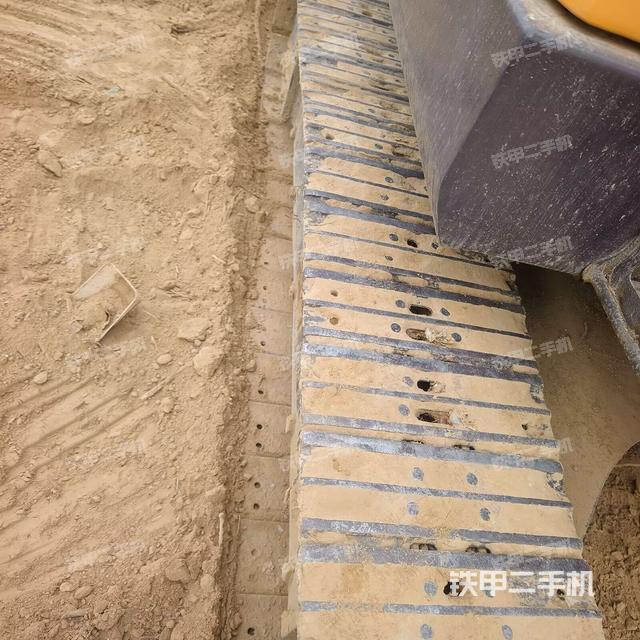 单侧履带整体(整机外观) 单侧履带整体(整机外观)