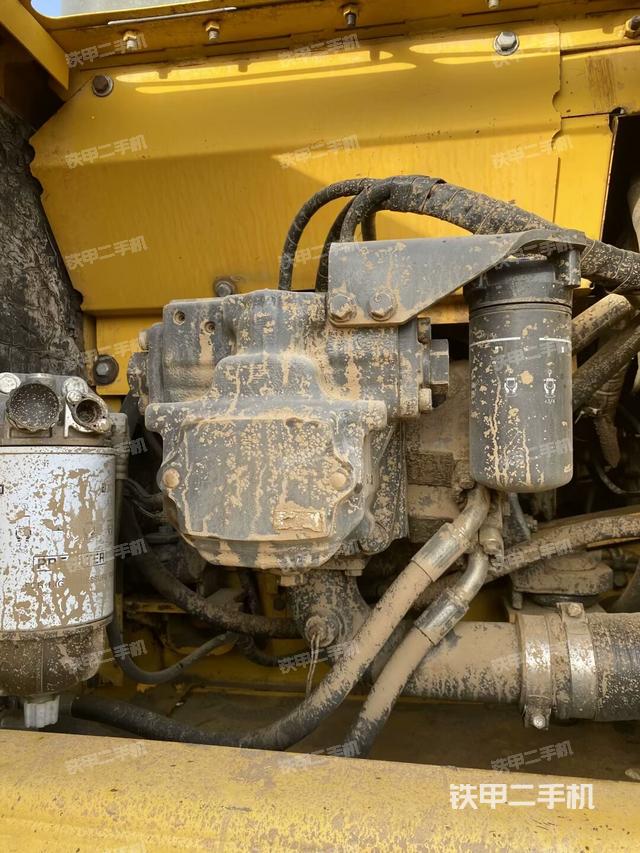 液压泵舱室正面整体(整机外观) 液压泵舱室正面整体(整机外观)