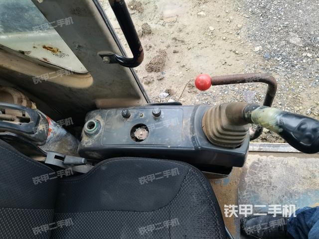 座椅左侧控制台/音响/含左手柄(驾驶室部分) 座椅左侧控制台/音响/含左手柄(驾驶室部分)