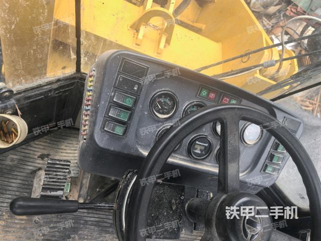 仪表盘(驾驶室部分) 仪表盘(驾驶室部分)