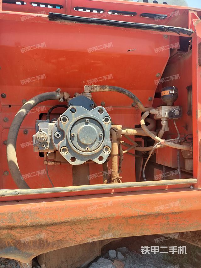 液壓泵艙室正面整體(整機外觀) 液壓泵艙室正面整體(整機外觀)