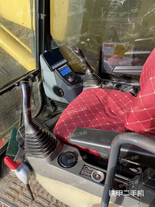 驾驶室整体(整机外观) 驾驶室整体(整机外观)