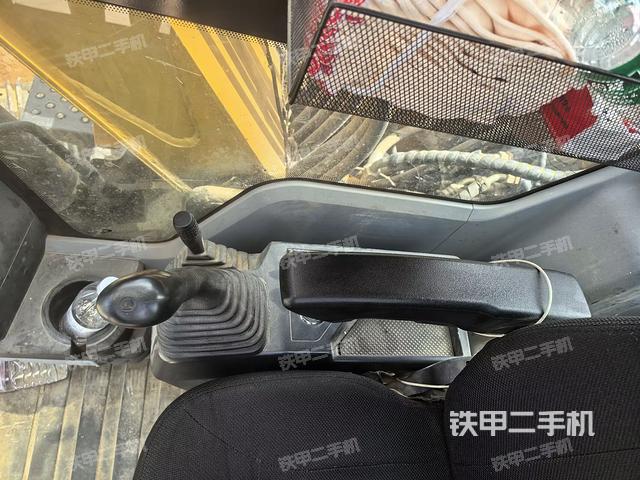 座椅右側控制臺/鑰匙門/油門/含右手柄（駕駛室部分）