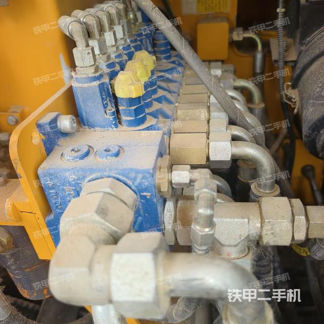 回转马达和主控阀(整机外观) 回转马达和主控阀(整机外观)