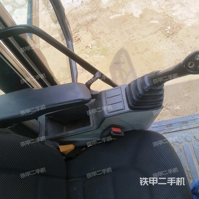 座椅右侧控制台/钥匙门/油门/含右手柄(驾驶室部分) 座椅右侧控制台/钥匙门/油门/含右手柄(驾驶室部分)