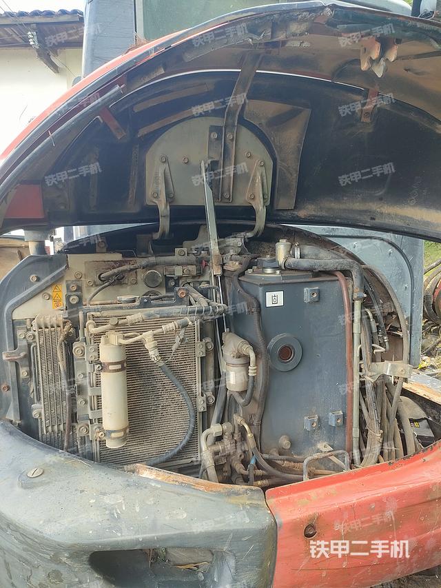 液压泵舱室正面整体（整机外观）