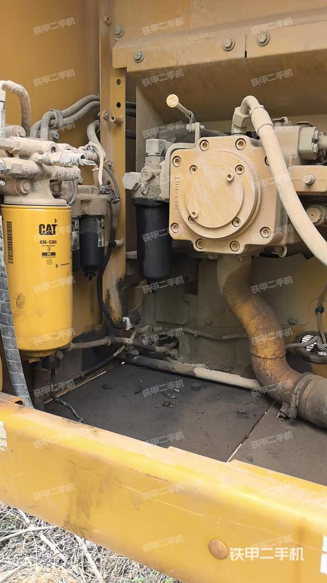 液压泵舱室正面整体(整机外观) 液压泵舱室正面整体(整机外观)