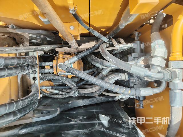 回转马达和主控阀（整机外观）