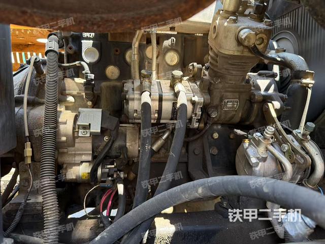 液压泵舱室正面整体（整机外观）