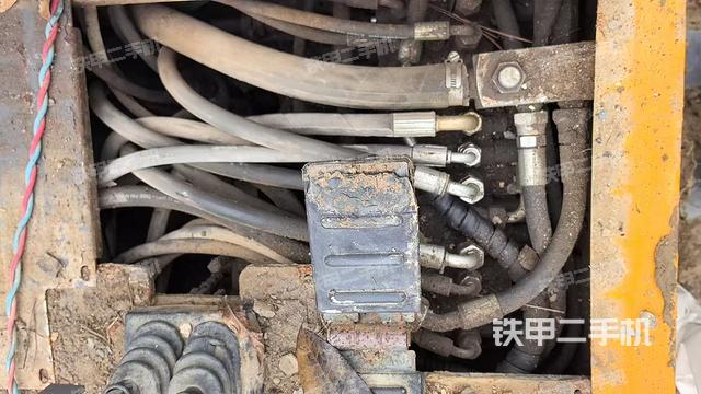 駕駛室整體(整機外觀) 駕駛室整體(整機外觀)