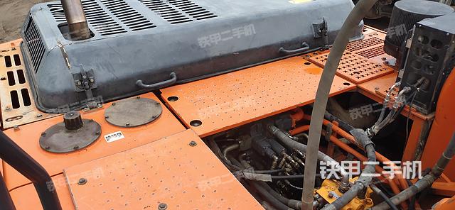 液压泵舱室正面整体(整机外观) 液压泵舱室正面整体(整机外观)