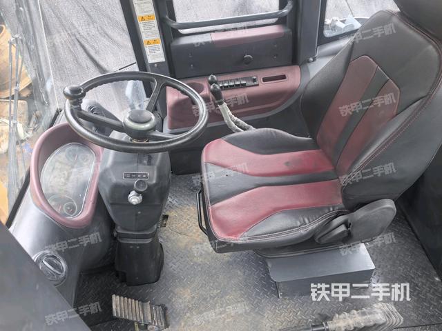 驾驶室内部(驾驶室部分) 驾驶室内部(驾驶室部分)