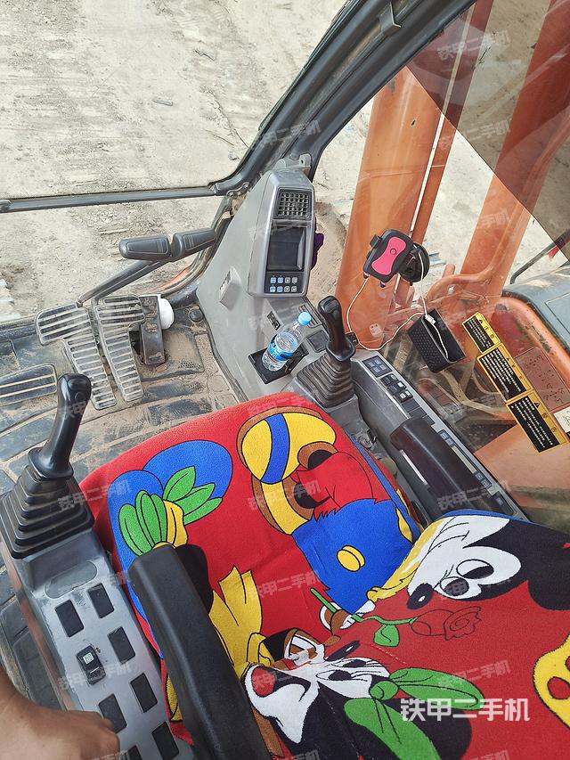 驾驶室整体(整机外观) 驾驶室整体(整机外观)