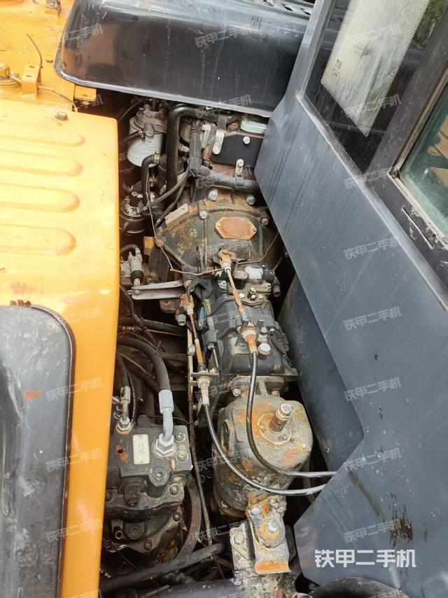 回转马达和主控阀（整机外观）