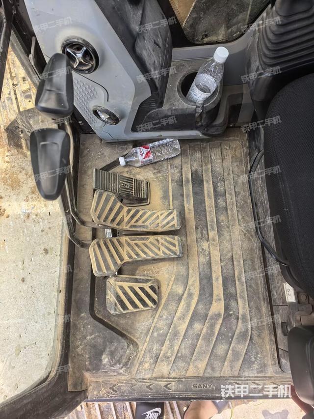 行走控制手柄和踏板?俯拍（駕駛室部分）