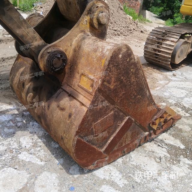 铲斗右后整体(工作和回转装置) 铲斗右后整体(工作和回转装置)